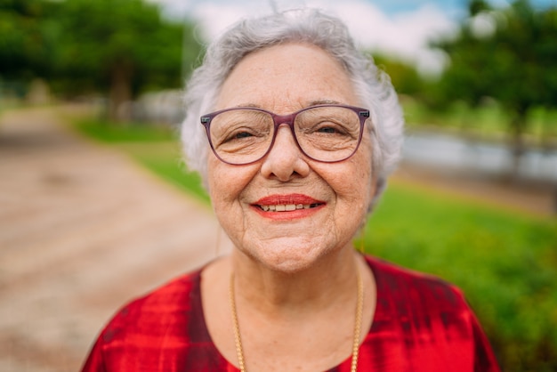 Frohe ältere Dame mit Brille lachen. Lateinamerikanische Frau. Brasilianische ältere Frau.