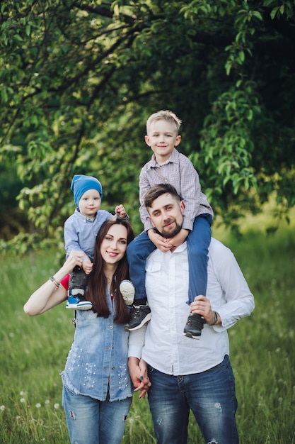 Frohe Familie, die draußen aufwirft