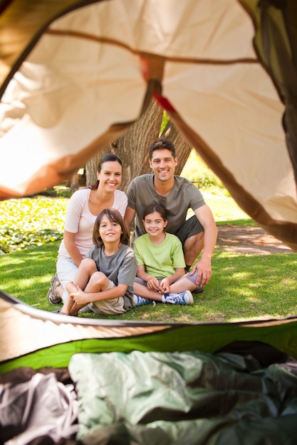 Frohe Familie, die im Park kampiert