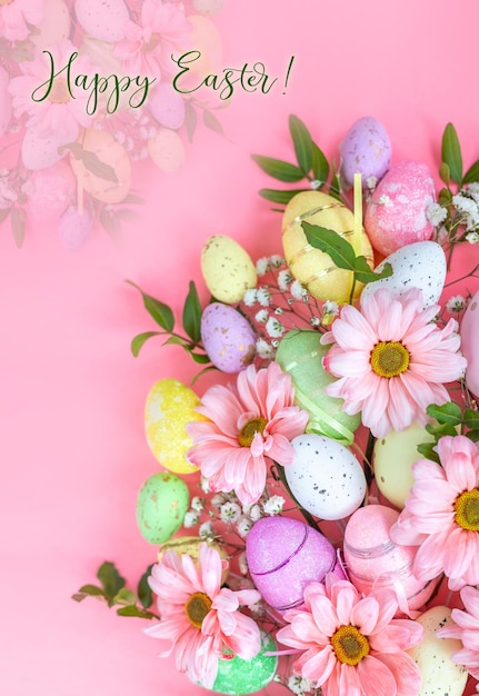 Frohe Ostergrüße Blumen und Eier auf einem rosa Hintergrund