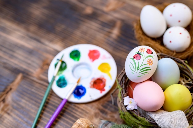 Frohe Ostern. Bunte bemalte Eier zum Feiern im April. Vorbereiten und Malen für Familienfeiern und Heimdekoration.