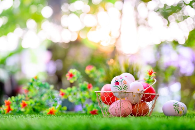 Frohe Ostern. Bunte bemalte Eier zum Feiern im April. Vorbereiten und Malen für Familienfeiern und Heimdekoration.