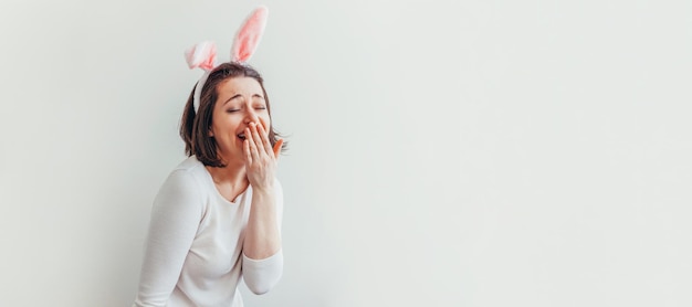 Frohe Ostern Feier Frühlingskonzept junge Frau mit Hasenohren isoliert auf weißem Hintergrund