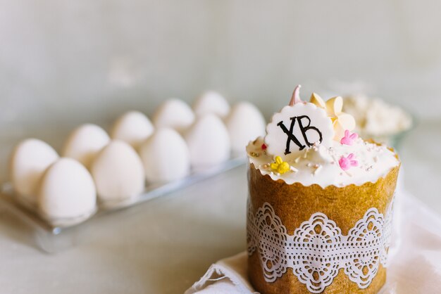 Frohe ostern. glückwunsch ostern hintergrund. süßer osterkuchen auf hellgrauem hintergrund