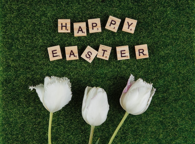 Frohe Ostern-Grußkarten-Nachricht mit dekorativen Blumen