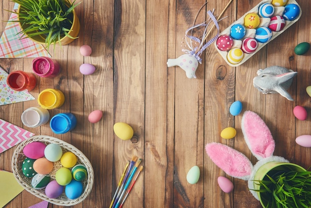 Frohe Ostern Hintergrund mit bunten Eiern im Korb Tischdekoration für den Urlaub Draufsicht