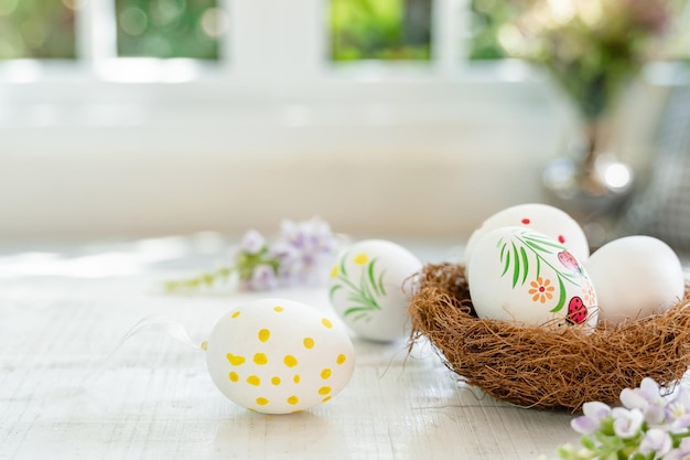 Frohe Ostern im April. Bunt bemalte Eier zum Feiern und Heimtextilien.