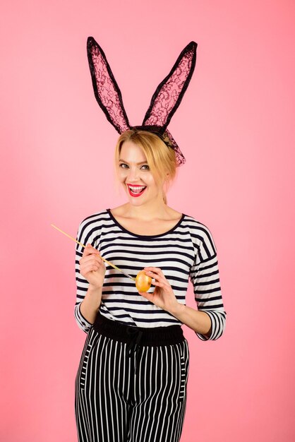 Frohe Ostern lächelnde Frau Malerei Ei Malerei Eier für Ostern Osterhase Frau mit Malerei