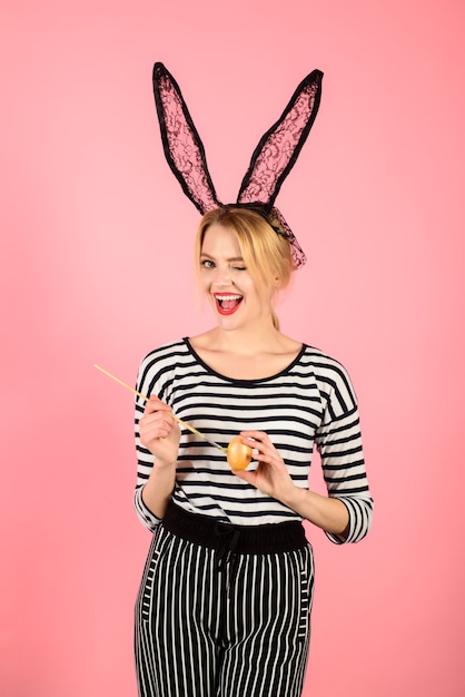 Frohe Ostern lächelnde Frau Malerei Ei Malerei Eier für Ostern Osterhase Mädchen Frau Holding