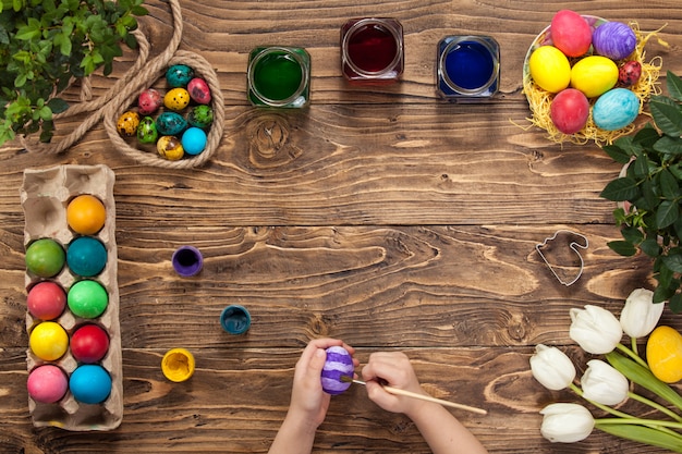 Frohe Ostern! Malt Ostereier. Um sich auf Ostern vorzubereiten.