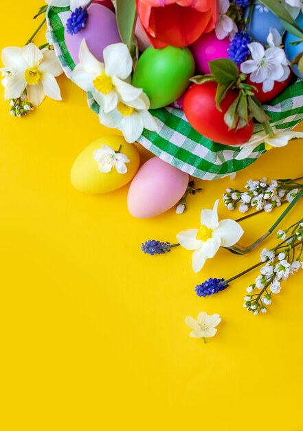 Frohe Ostern mit Blumen auf gelbem Grund. Feier.