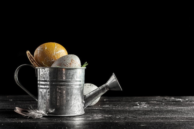 Frohe Ostern! Ostereier auf hölzernem Hintergrund