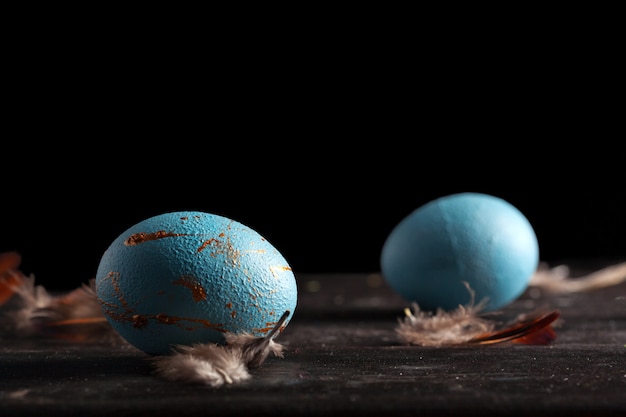 Frohe Ostern! Ostereier auf hölzernem Hintergrund