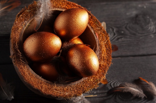 Frohe Ostern! Ostereier auf hölzernem Hintergrund