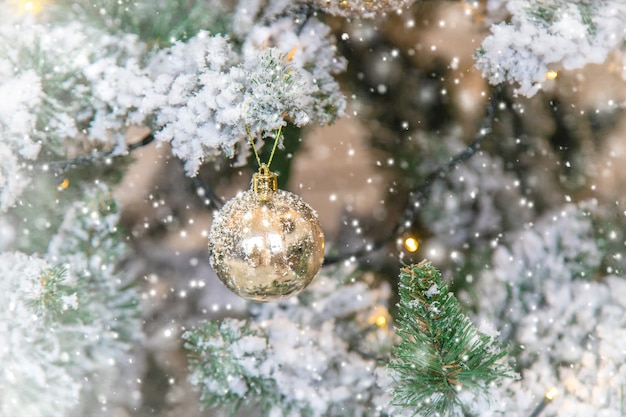 Frohe Weihnachten, Feiertagsgrußkartenhintergrund. Selektiver Fokus. Natur.