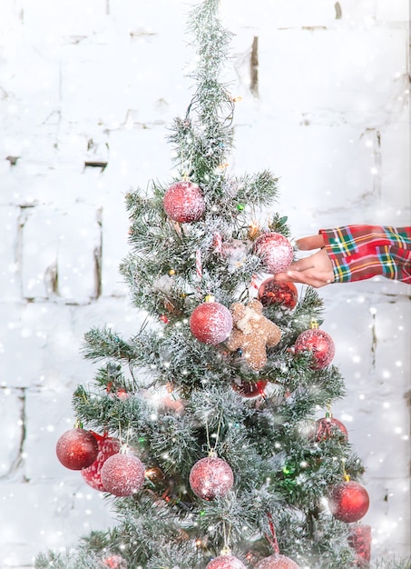 Frohe Weihnachten, Feiertagsgrußkartenhintergrund. Selektiver Fokus. Natur.