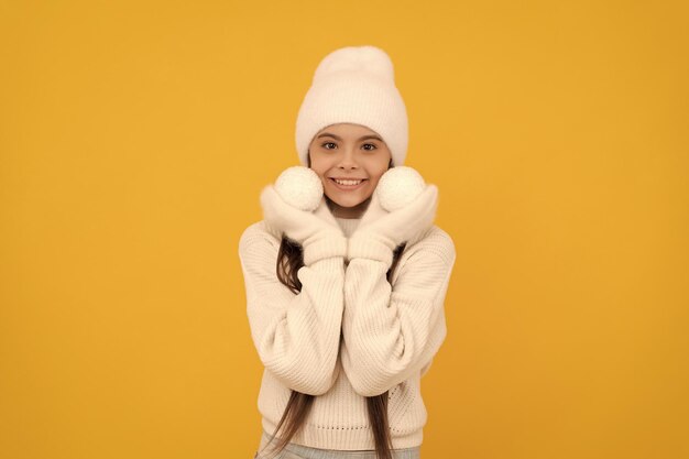 Frohe Weihnachten frohes neues lächelndes Kind in Wintermütze und Handschuhen Kind mit Schneebällen