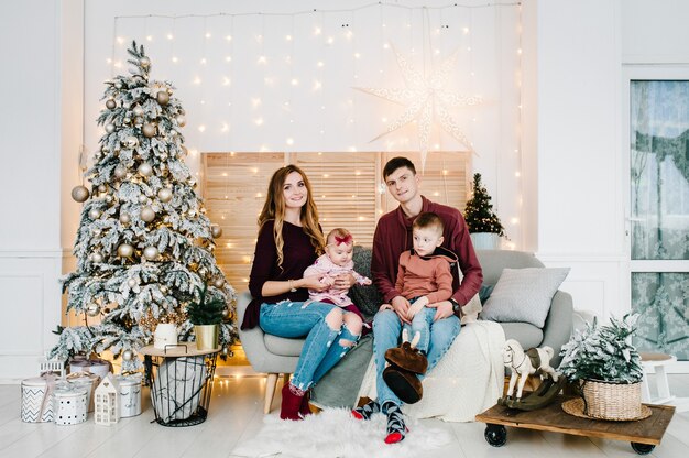 Frohe Weihnachten Glückliche Mutter, Vater und Kinder in der Nähe von Weihnachtsbaum im Haus