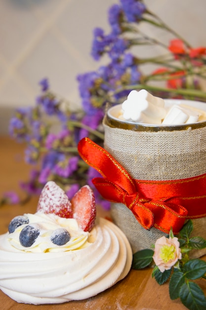 Frohe weihnachten kakao- und marshmallow-becher