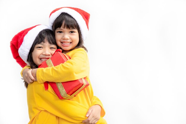 Frohe Weihnachten. Kinder fröhlich feiern Weihnachten. Geschwister sind bereit, Weihnachten zu feiern oder das neue Jahr zu treffen.