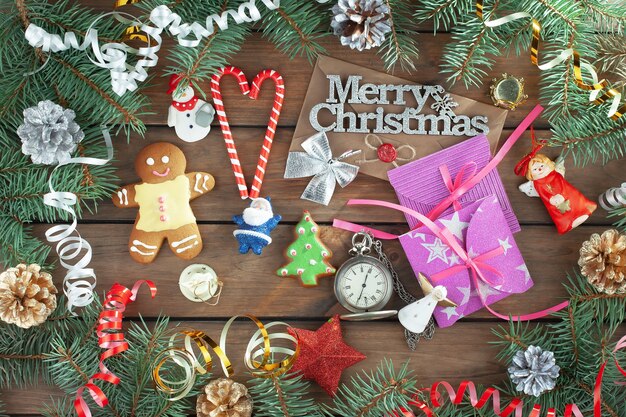 Frohe Weihnachten Konzept mit Geschenken und Weihnachtsdekorationen
