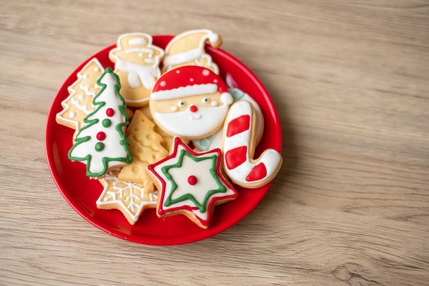 Frohe Weihnachten mit hausgemachten Keksen auf Holztischhintergrund. Weihnachts-, Party-, Feiertags- und Frohes Neues-Konzept