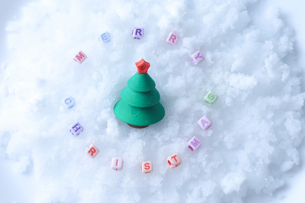 Frohe Weihnachten Nachricht gemacht mit Buchstabenwürfeln über Schnee