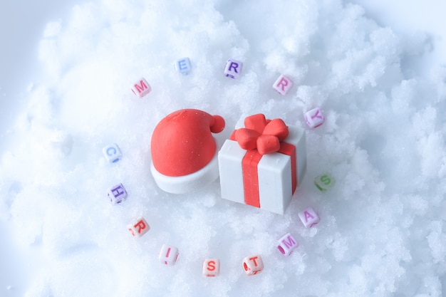 Frohe Weihnachten Nachricht gemacht mit Buchstabenwürfeln über Schnee
