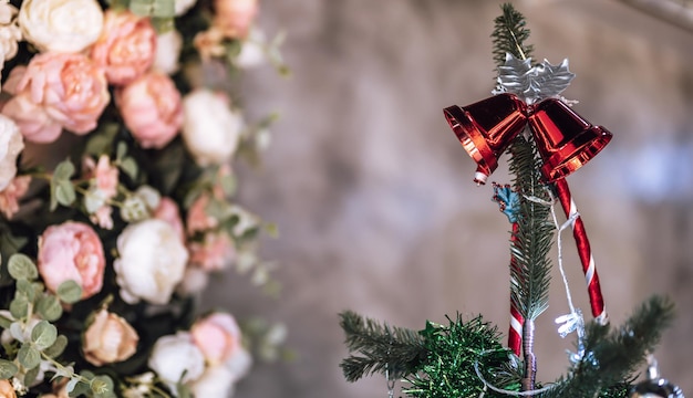 Frohe Weihnachten, Nahaufnahme von bunten Kugeln, Geschenkbox und Weihnachtsgrußbild Paketdekoration auf grünem Weihnachtsbaum Hintergrund Dekoration während Weihnachten und Neujahr.