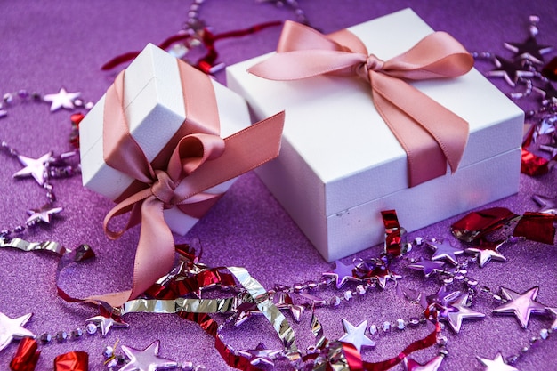 Frohe weihnachten oder st valentinstag karte aus weißen geschenkboxen mit dekorationen mit rosa band spar...