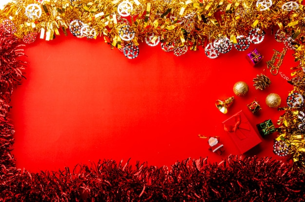 Frohe Weihnachten roter Hintergrund mit Gold und glänzenden dekorativen Elementen