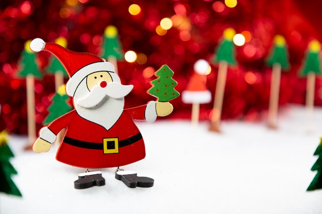 Frohe Weihnachten Santa Detail, frohe Weihnachten und guten Rutsch ins Neue Jahr und Familienglückfestival auf rotem bokeh Hintergrund.