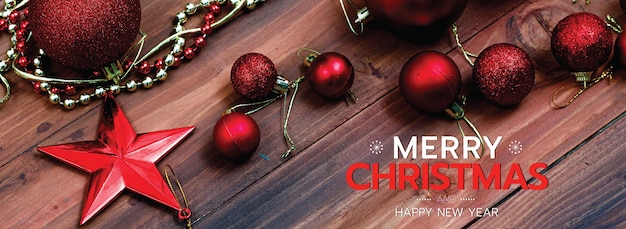 Frohe weihnachten und ein frohes neues jahr banner für kopf oder cover der social media website oder fanseite dekorativ. foto von dekorativen ornamenten mit weihnachtssegentext und buchstaben mit rotem stern und ball.