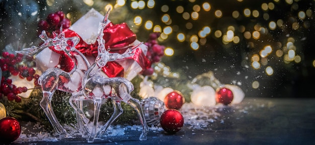 Frohe Weihnachten und ein frohes neues Jahr, Feiertagsgrußkarte mit unscharfem Bokehhintergrund