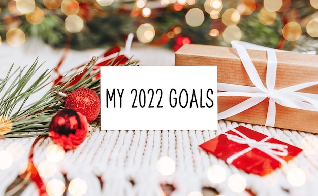 Frohe Weihnachten und ein frohes neues Jahr-Konzept mit Geschenkboxen und Grußkarte mit Text meine Ziele für 2022