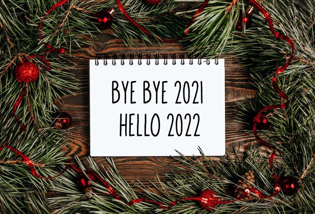 Frohe Weihnachten und ein frohes neues Jahr-Konzept mit Text Bye bye 2021 Hallo 2022