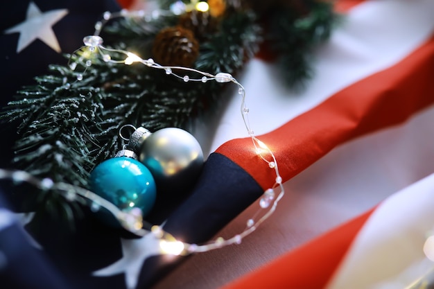 Frohe Weihnachten und ein glückliches Neues Jahr. Schöne Karte mit amerikanischer Flagge. Herzlichen Glückwunsch an die Lieben, Familie, Verwandte, Freunde und Kollegen