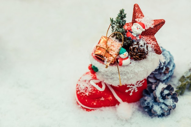 Frohe Weihnachten und ein glückliches neues Jahr, Wintersaison. Dekoration auf Schnee