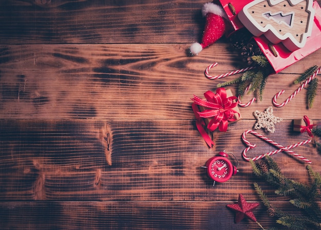 Frohe Weihnachten und ein glückliches Neues Jahr. Wintersaison-Feiertagsdekoration auf Holzhintergrund.