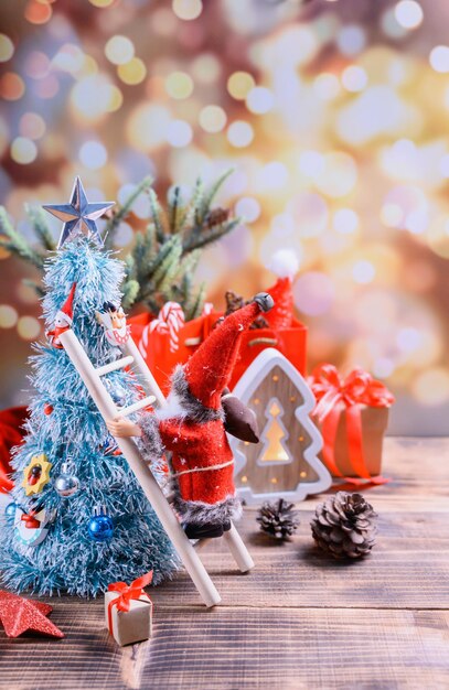 Frohe Weihnachten und ein glückliches Neues Jahr. Wintersaison-Feiertagsdekoration auf Holzhintergrund.