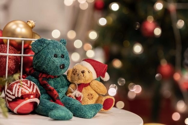 Frohe Weihnachten und ein glückliches Neues Jahr. Wintersaison-Feiertagsdekoration mit Teddybär und Geschenk zu Hause.