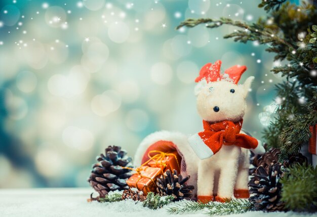 Frohe Weihnachten und ein glückliches neues Jahr, Wintersaison mit Schnee und Dekoration