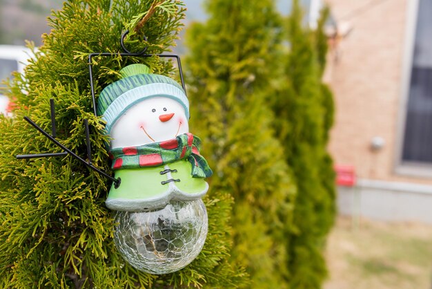 Frohe Weihnachten und ein glückliches Neues Jahr. Winterurlaub mit Schnee und Dekoration.