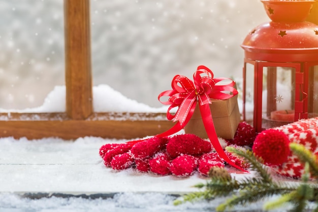 Frohe Weihnachten und ein glückliches Neues Jahr. Winterurlaub mit Schnee und Dekoration.