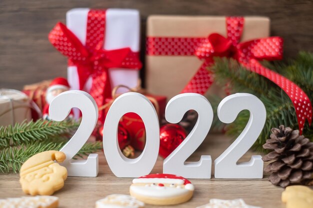 Frohe Weihnachten und ein gutes neues Jahr 2022 mit Dekoration auf dem Tisch. Weihnachtsabend-, Party-, Feiertags- und Boxtagskonzept