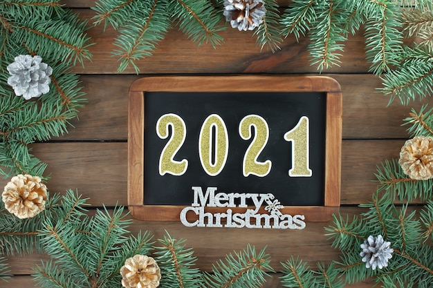 Frohe Weihnachten und ein gutes neues Jahr Konzept mit Geschenken und Weihnachtsdekorationen