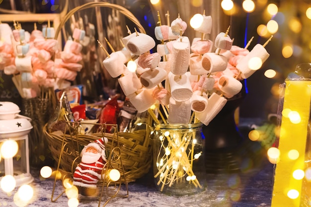 Frohe Weihnachten und ein gutes neues Jahr Schaufenster mit Marshmallows Süßigkeiten und Glühwein