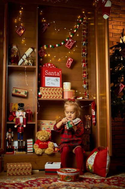 Frohe Weihnachten und frohe Feiertage ein kleines Mädchen in einem Karossengewand