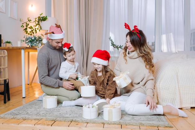 Frohe Weihnachten und Neujahr Fröhliche Familie mit kleinen Kindern