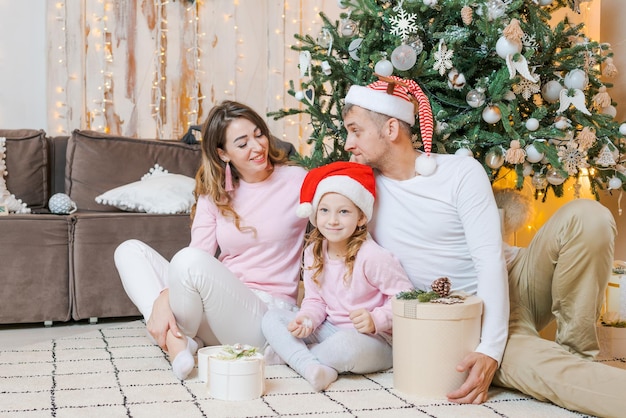 Frohe Weihnachten und Neujahr Fröhliche Familie mit kleinen Kindern